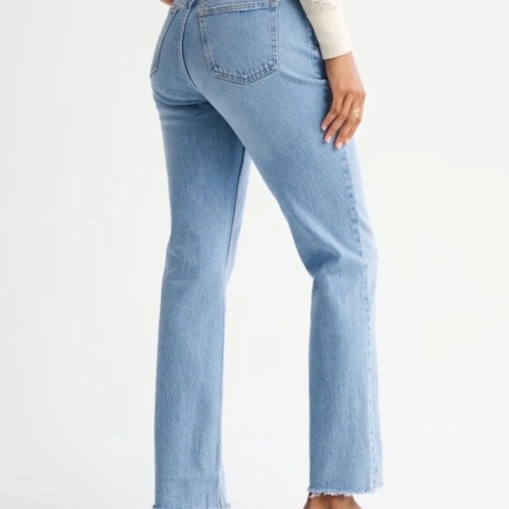 Abercrombie Curve Love 90s Straight Jeans Women’s 30 Mid Rise Light Wash Raw Hem - Picture 10 of 10